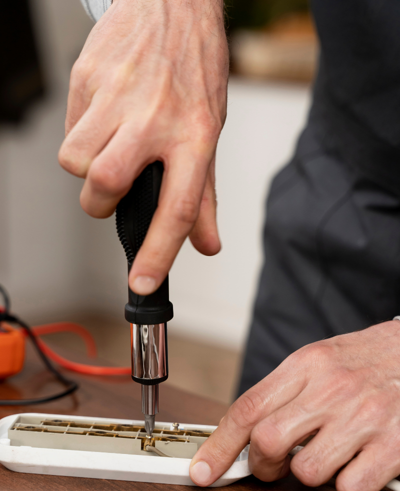 un técnico de Legon realizando una reparación de un televisor que ha recogido en el domicilio del cliente